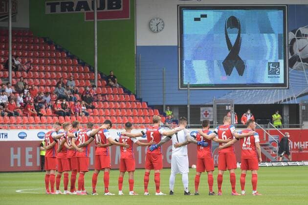 Bilder des Jahres 2021, Sport 07. Juli Sport Themen der Woche KW29 Gedenken an die Flutopfer, 1.FC Heidenheim - SC Paderborn 07, Fussball, 2. Bundesliga, DFL, 24.07.2021 Heidenheim Baden Wuerttemberg Deutschland *** Commemoration of the flood victims, 1 FC Heidenheim SC Paderborn 07, Football, 2 Bundesliga, DFL, 24 07 2021 Heidenheim Baden Wuerttemberg Germany Copyright: xkolbert-press BurghardxSchreyerx