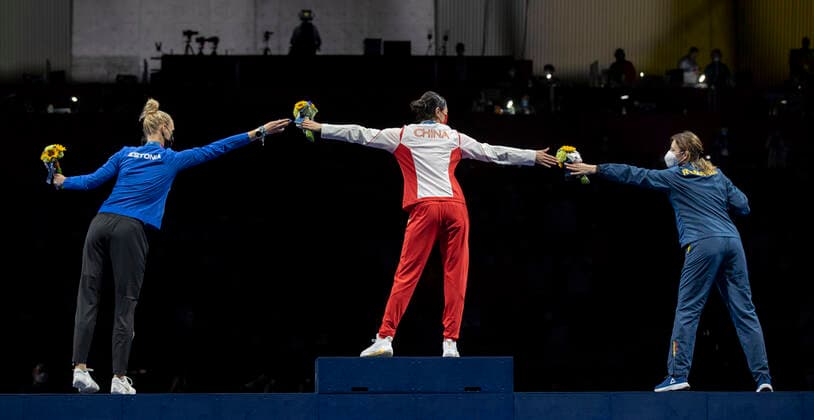 Bilder des Jahres 2021, Sport 07. Juli Sport Themen der Woche KW29 Sport Bilder des Tages July 24, 2021, Tokyo, California, Japan: TOKYO 2020: FENCING Ã¢â‚¬ .WomenÃ¢â‚¬â ¢s EPEE Individual victory ceremonyÃ¢â‚¬ WomenÃ¢â‚¬â ¢s Epee Individual medal winners make great efforts to touch while social distancing during the victory ceremony Saturday night in Chiba, Japan. Gold medalist Yiwen SUN of China is center, at left is bronze medalist Katrina LEHIS of Estonia and silver medalist Ana Maria POPESCU of Romania. Tokyo Japan - ZUMAa35_ 20210724_zaf_a35_001 Copyright: xDanielxA.xAndersonx