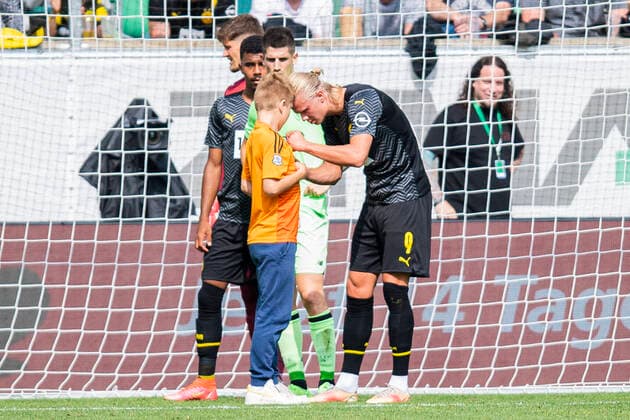 Bilder des Jahres 2021, Sport 07. Juli Sport Themen der Woche KW29 Sport Bilder des Tages Fußball: 1. Bundesliga, Saison 2021 2022, Testspiel Borussia Dortmund - Athletik Bilbao am 24.07.2021 im kybunpark in St. Gallen (Schweiz). Dortmunds Erling Braut Haaland unterschreibt einem Kind das Trikot, welches auf den Platz gelaufen ist als Flitzer *** Football 1 Bundesliga, season 2021 2022, test match Borussia Dortmund Athletik Bilbao on 24 07 2021 at the kybunpark in St Gallen Switzerland Dortmunds Erling bride Haaland signs a childs jersey, which ran onto the pitch as a streaker Copyright: xKirchner-Mediax