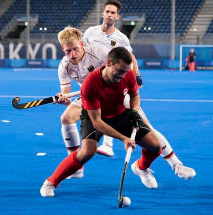 Tokio 2020 im Jahr 2021, Feldhockey, Kanada - Deutschland July 24, 2021, Tokyo, Japan: Canada s Matthew Sarmento handles the ball under pressure from Germany s Linus Muller during men s Field hockey, Feldhockey action at the Tokyo Olympics, Saturday, July 24, 2021 in Tokyo, Japan. Linus Muller Matthew Sarmento  - ZUMAc35_ 20210724_zaf_c35_027 Copyright: xAdrianxWyldx