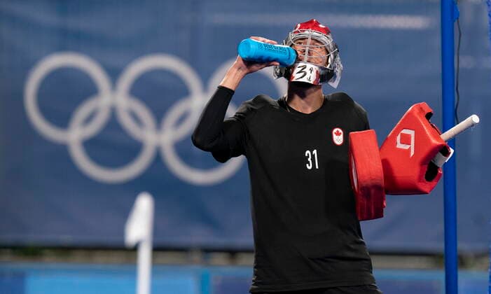 Tokio 2020 im Jahr 2021, Feldhockey, Kanada - Deutschland July 24, 2021, Tokyo, Japan: Canadian goalie Antoni Kindler takes a drink after allowing a goal during Canada s 7-1 loss to Germany in men s Field hockey, Feldhockey at the Tokyo Olympics, Saturday, July 24, 2021 in Tokyo, Japan. Antoni Kindler  - ZUMAc35_ 20210724_zaf_c35_028 Copyright: xAdrianxWyldx