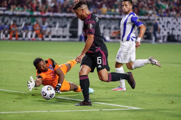 GLENDALE, AZ - JULY 24: Honduras goalkeeper Luis Lopez (22) makes the save on Mexico midfielder Jonathan Dos Santos (6) during the Concacaf Gold Cup quarterfinal soccer game between Mexico and Honduras on July 24, 2021 at State Farm Stadium in Glendale, Arizona. (Photo by Kevin Abele Icon Sportswire) SOCCER: JUL 24 Concacaf Gold Cup Quarterfinal - Mexico v Honduras Icon210724001
