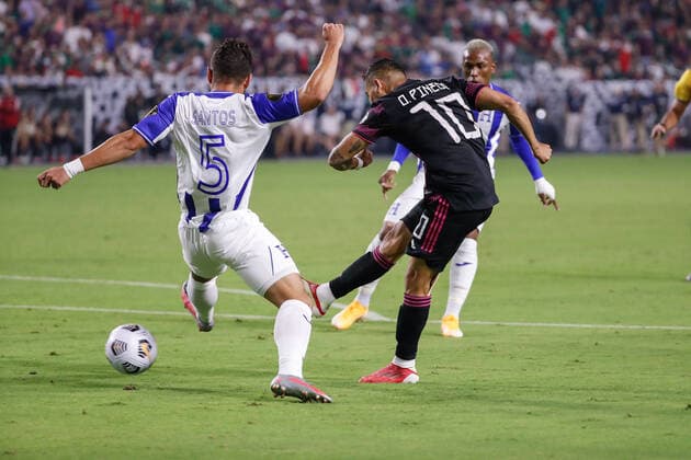 GLENDALE, AZ - JULY 24: Mexico midfielder Orbelin Pinedo (10) shoots the ball during the Concacaf Gold Cup quarterfinal soccer game between Mexico and Honduras on July 24, 2021 at State Farm Stadium in Glendale, Arizona. (Photo by Kevin Abele Icon Sportswire) SOCCER: JUL 24 Concacaf Gold Cup Quarterfinal - Mexico v Honduras Icon210724008