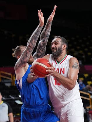 (210725) -- TOKYO, July 25, 2021 -- Hamed Haddadi (R) of Iran breaks through during the men s preliminary round group A match between Iran and the Czech Republic at the Tokyo 2020 Olympic Games, Olympische Spiele, Olympia, OS in Tokyo, Japan, July 25, 2021. ) (TOKYO2020)JAPAN-TOKYO-OLY-BASKETBALL-PRELIMINARY-GROUP A MengxYongmin 
