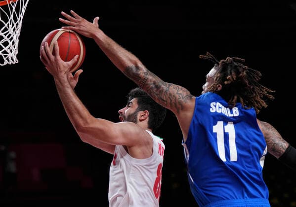(210725) -- TOKYO, July 25, 2021 -- Behnam Yakhchalidehkordi (L) of Iran goes for a layup during the men s preliminary round group A match between Iran and the Czech Republic at the Tokyo 2020 Olympic Games, Olympische Spiele, Olympia, OS in Tokyo, Japan, July 25, 2021. ) (TOKYO2020)JAPAN-TOKYO-OLY-BASKETBALL-PRELIMINARY-GROUP A MengxYongmin 