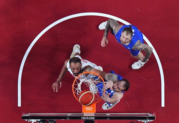 (210725) -- TOKYO, July 25, 2021 -- Ondrej Balvin (down) of the Czech Republic dunks during the men s preliminary round group A match between Iran and the Czech Republic at the Tokyo 2020 Olympic Games, Olympische Spiele, Olympia, OS in Tokyo, Japan, July 25, 2021. ) (TOKYO2020)JAPAN-TOKYO-OLY-BASKETBALL-PRELIMINARY-GROUP A MengxYongmin 