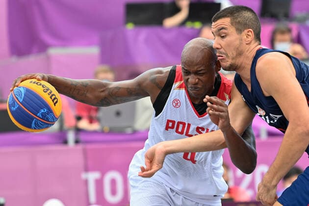 (210725) -- TOKYO, July 25, 2021 -- Michael Hicks (L) of Poland competes during the pool round of men s 3X3 basketball compeition between Poland and Serbia at the Aomi Urban Sports Park in Tokyo, Japan, July 25, 2021. ) (TOKYO2020)JAPAN-TOKYO-OLY-3x3 BASKETBALL-MEN S POOL ROUND ZhangxXiaoyu 