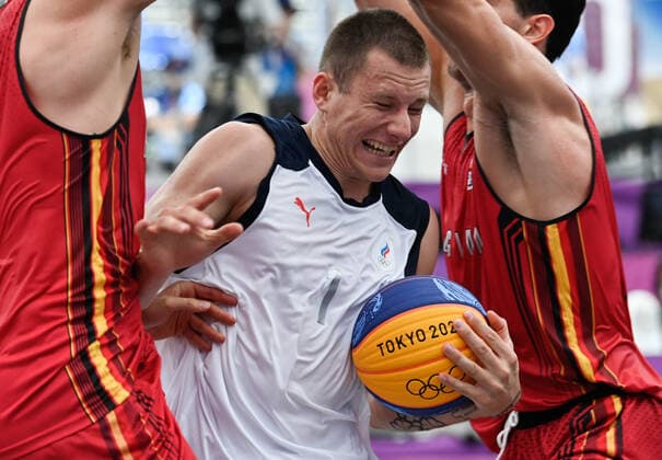 (210725) -- TOKYO, July 25, 2021 -- Stanislav Sharov of the Russian Olympic Committee (ROC) competes during the pool round of men s 3X3 basketball compeition between ROC and Belgium at the Aomi Urban Sports Park in Tokyo, Japan, July 25, 2021. ) (TOKYO2020)JAPAN-TOKYO-OLY-3x3 BASKETBALL-MEN S POOL ROUND ZhangxXiaoyu 