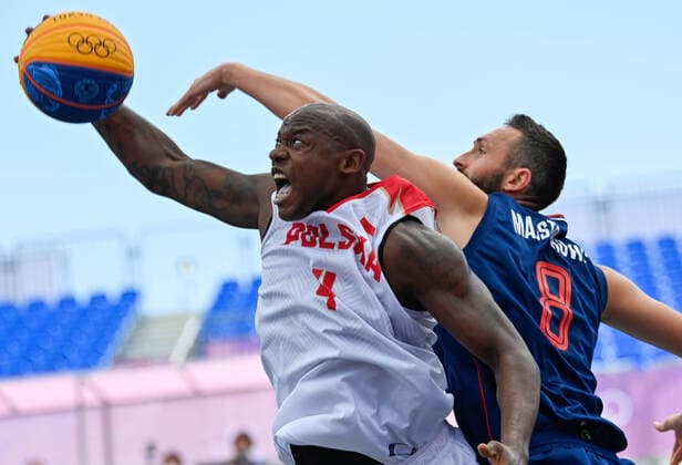 (210725) -- TOKYO, July 25, 2021 -- Michael Hicks (L) of Poland vies for a rebound with Dejan Majstorovic of Serbia during the pool round of men s 3X3 basketball compeition between Poland and Serbia at the Aomi Urban Sports Park in Tokyo, Japan, July 25, 2021. ) (TOKYO2020)XHTP-JAPAN-TOKYO-OLY-3x3 BASKETBALL-MEN S POOL ROUND ZhangxXiaoyu 