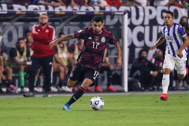 GLENDALE, AZ - JULY 24: Mexico forward Jesus Corona (17) dribbles the ball during the Concacaf Gold Cup quarterfinal soccer game between Mexico and Honduras on July 24, 2021 at State Farm Stadium in Glendale, Arizona. (Photo by Kevin Abele Icon Sportswire) SOCCER: JUL 24 Concacaf Gold Cup Quarterfinal - Mexico v Honduras Icon210724016