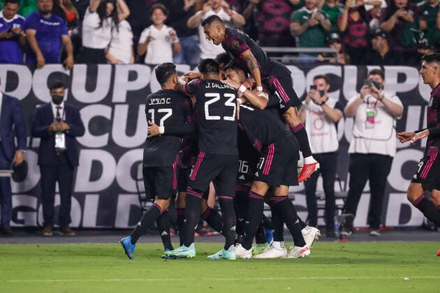 GLENDALE, AZ - JULY 24: Mexico teammates celebrate a goal during the Concacaf Gold Cup quarterfinal soccer game between Mexico and Honduras on July 24, 2021 at State Farm Stadium in Glendale, Arizona. (Photo by Kevin Abele Icon Sportswire) SOCCER: JUL 24 Concacaf Gold Cup Quarterfinal - Mexico v Honduras Icon210724021