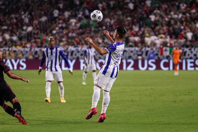 GLENDALE, AZ - JULY 24: Honduras defender Diego Rodriguez (23) heads the ball during the Concacaf Gold Cup quarterfinal soccer game between Mexico and Honduras on July 24, 2021 at State Farm Stadium in Glendale, Arizona. (Photo by Kevin Abele Icon Sportswire) SOCCER: JUL 24 Concacaf Gold Cup Quarterfinal - Mexico v Honduras Icon210724029
