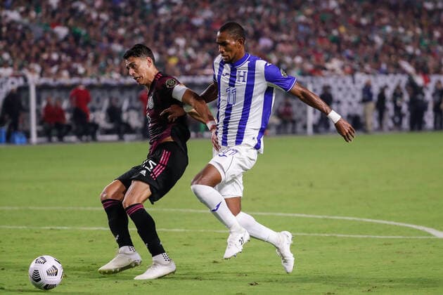 GLENDALE, AZ - JULY 24: Mexico midfielder Jesus Gallardo (23) shields Honduras forward Jerry Bengtson (11) from the ball during the Concacaf Gold Cup quarterfinal soccer game between Mexico and Honduras on July 24, 2021 at State Farm Stadium in Glendale, Arizona. (Photo by Kevin Abele Icon Sportswire) SOCCER: JUL 24 Concacaf Gold Cup Quarterfinal - Mexico v Honduras Icon210724033