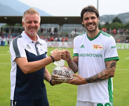 Football, Men, 2021 2022 season, Test match in Imst Austria , 1 FC Union Berlin OGC Nice, v l Martin Schneebauer Club Management SC Imst presented Christopher Trimmel 1 FC Union after the match Tyrolean specialities, 24 07 2021, Copyright: xMatthiasxKochx