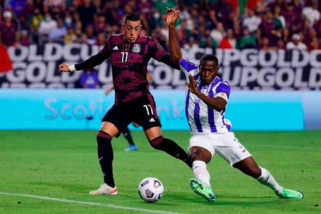 Rogelio Funes Mori (L) of Mexico vies for the ball with Maynor Figueroa of Honduras during the Gold Cup quarter finals soccer match between Mexico and Honduras at State Farm stadium in Glendale, USA, 24 July 2021. Mexico and Honduras !ACHTUNG: NUR REDAKTIONELLE NUTZUNG!  Copyright: xCARLOSxRAMÍREZx AMDEP7858 20210725-60e817cecc92413d8c848512849e9a44ef970383