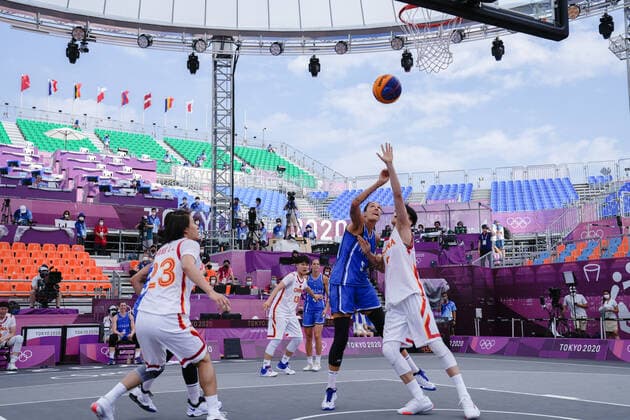 (210725) -- TOKYO, July 25, 2021 -- Players compete during the women s 3x3 basketball pool round match between China and Italy at the Aomi Urban Sports Park in Tokyo, Japan, July 25, 2021. ) (TOKYO2020)JAPAN-TOKYO-OLY-3x3 BASKETBALL-WOMEN S POOL ROUND ZhangxXiaoyu 