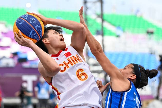 (210725) -- TOKYO, July 25, 2021 -- Yang Shuyu (L) of China competes during the women s 3x3 basketball pool round match between China and Italy at the Aomi Urban Sports Park in Tokyo, Japan, July 25, 2021. ) (TOKYO2020)JAPAN-TOKYO-OLY-3x3 BASKETBALL-WOMEN S POOL ROUND ZhangxXiaoyu 