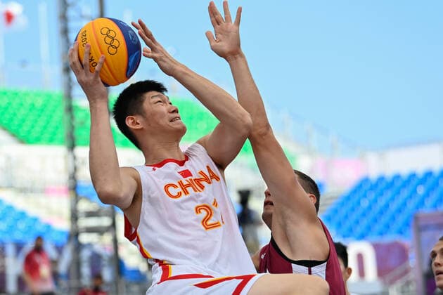 (210725) -- TOKYO, July 25, 2021 -- Hu Jinqiu of China shoots a layup during the pool round of men s 3X3 basketball compeition between China and Latvia at the Aomi Urban Sports Park in Tokyo, Japan, July 25, 2021. ) (TOKYO2020)JAPAN-TOKYO-OLY-3x3 BASKETBALL-MEN S POOL ROUND ZhangxXiaoyu 