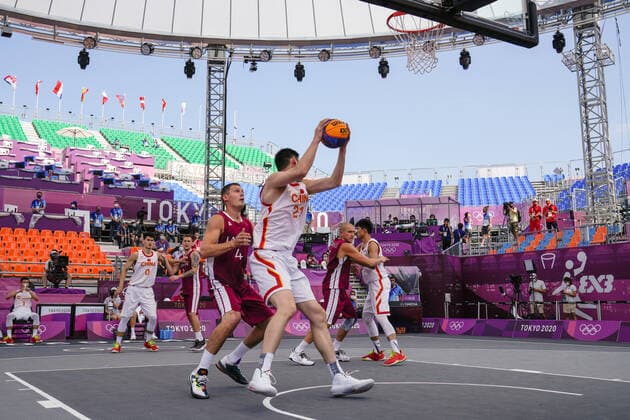 (210725) -- TOKYO, July 25, 2021 -- Hu Jinqiu of China get a rebound during the pool round of men s 3X3 basketball compeition between China and Latvia at the Aomi Urban Sports Park in Tokyo, Japan, July 25, 2021. ) (TOKYO2020)JAPAN-TOKYO-OLY-3x3 BASKETBALL-MEN S POOL ROUND ZhangxXiaoyu 