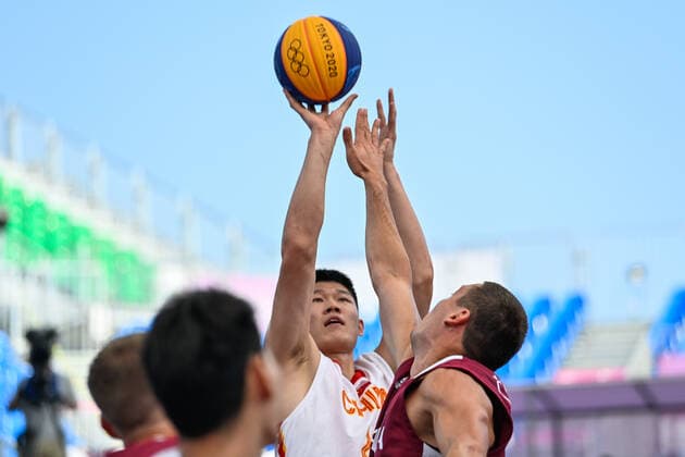 (210725) -- TOKYO, July 25, 2021 -- Hu Jinqiu of China shoots during the pool round of men s 3X3 basketball compeition between China and Latvia at the Aomi Urban Sports Park in Tokyo, Japan, July 25, 2021. ) (TOKYO2020)JAPAN-TOKYO-OLY-3x3 BASKETBALL-MEN S POOL ROUND ZhangxXiaoyu 