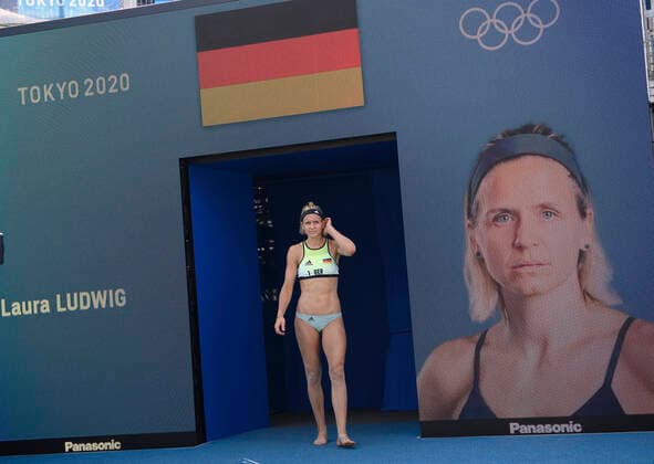 Laura LUDWIG GER , introduction, greeting, beach volleyball women, preliminary round, Tanja HUBERLI Hueberli, Hüberli Nina BETSCHART SUI Laura LUDWIG Margareta KOZUCH GER 2 1 at Shiokaze Park, on 24 07 2021 Summer Olympics 2020, from 23 07 08 2021 in Tokyo Japan