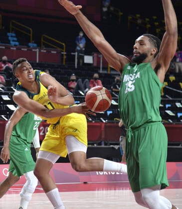 Australia s Dante Exum (L) passes the ball as he is defended by Nigeria s Jahlil Okafor during Men s Basketball game at the Tokyo 2020 Olympics, Sunday, July 25, 2021, in Tokyo, Japan.  OLY20210725813 MIKExTHEILER