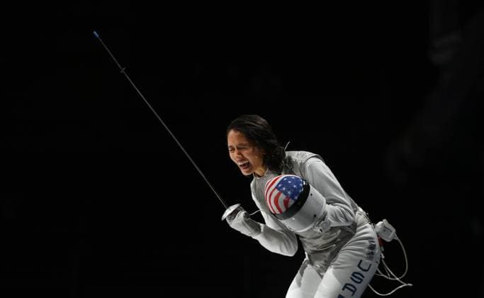 Tokio 2020 im Jahr 2021, Rückblick: Olympische Highlights Sport Bilder des Tages (210725) -- TOKYO, July 25, 2021 -- Lee Kiefer of the United States reacts during the women s Foil Individual Semifinal between Lee Kiefer of the United States and Larisa Korobeynikova of ROC at Tokyo 2020 Olympic Games, Olympische Spiele, Olympia, OS in Tokyo, July 25, 2021. ) (TOKYO2020)JAPAN-TOKYO-OLY-FENCING-FOIL INDIVIDUAL-SEMIFINAL ZhangxHongxiang 