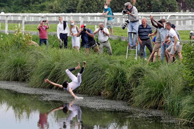 Bilder des Jahres 2021, Sport 07. Juli Sport Themen der Woche KW29 24.07.2021, Bad Harzburg, Niedersachsen, GER - Meetings-Champion Bauyrzhan Murzabayev wird von seinen Kollegen traditionsgemaess in den See geworfen. Galopprennbahn Bad Harzburg, Weisser Stein. (Jockey, Jockeychampion, Meetingschampion, Murzabayev, werfen, See, Flugphase) 210724SG968BAD_HARZBURG.JPG *** 24 07 2021, Bad Harzburg, Lower Saxony, GER Meetings Champion Bauyrzhan Murzabayev is thrown by his colleagues traditionally into the lake racecourse Bad Harzburg, Weisser Stein jockey, jockey champion, meeting champion, Murzabayev, throw, lake, flight phase 210724SG968BAD HARZBURG JPG