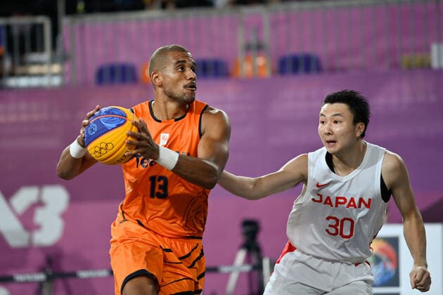 (210725) -- TOKYO, July 25, 2021 -- Dimeo van der Horst (L) of Netherlands shoots a layup during the pool round of men s 3X3 basketball compeition between Japan and Netherlands at the Aomi Urban Sports Park in Tokyo, Japan, July 25, 2021. ) (TOKYO2020)JAPAN-TOKYO-OLY-3x3 BASKETBALL-MEN S POOL ROUND ZhangxXiaoyu 