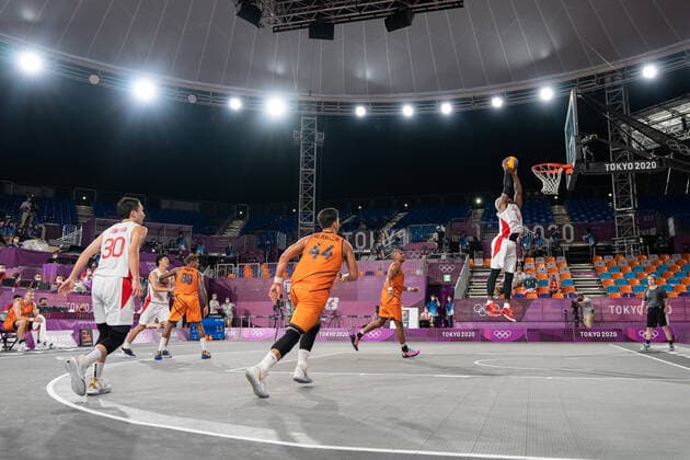 (210725) -- TOKYO, July 25, 2021 -- Brown Ira (R) of Japan dumps during the pool round of men s 3X3 basketball compeition between Japan and Netherlands at the Aomi Urban Sports Park in Tokyo, Japan, July 25, 2021. ) (TOKYO2020)JAPAN-TOKYO-OLY-3x3 BASKETBALL-MEN S POOL ROUND ZhangxXiaoyu 