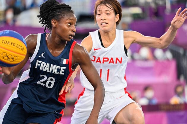 (210725) -- TOKYO, July 25, 2021 -- Mamignan Toure (L) of France competes during the women s 3x3 basketball pool round match between Japan and France at the Aomi Urban Sports Park in Tokyo, Japan, July 25, 2021. ) (TOKYO2020)JAPAN-TOKYO-OLY-3x3 BASKETBALL-WOMEN S POOL ROUND ZhangxXiaoyu 