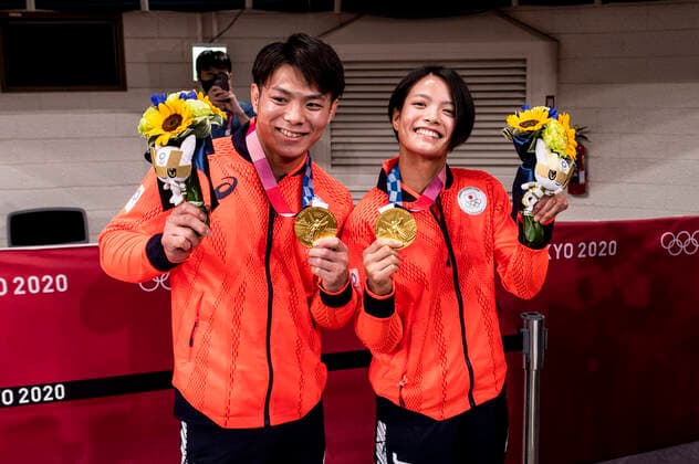 Bilder des Jahres 2021, Sport 07. Juli Sport Themen der Woche KW29 Sport Bilder des Tages Uta Abe (Jpn) medaille d or Women -52kg et son freere Hifumi Abe (Jpn) medaille d or Men -66kg medaille d or posent pour les photographes japonais JUDO : Jeux Olympiques - Tokyo - 25 07 2021 JBAutissier Panoramic 