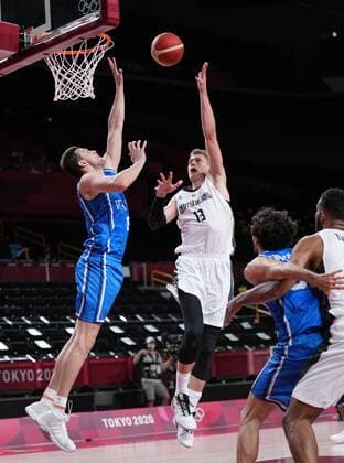 (210725) -- TOKYO, July 25, 2021 -- Moritz Wagner (2nd L) of Germany shoots during the men s basketball pool round match between Germany and Italy in Tokyo, Japan, July 25, 2021. ) (TOKYO2020)JAPAN-TOKYO-OLY-BASKETBALL-MEN S POOL ROUND MengxYongmin 
