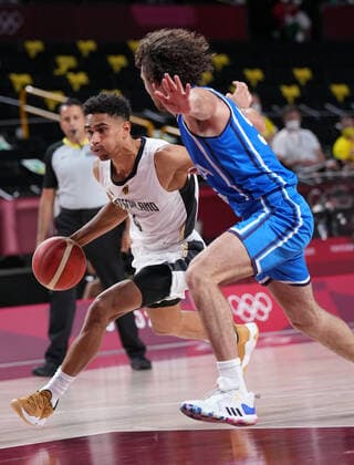 (210725) -- TOKYO, July 25, 2021 -- Maodo Lo (L) of Germany breaks through during the men s basketball pool round match between Germany and Italy in Tokyo, Japan, July 25, 2021. ) (TOKYO2020)JAPAN-TOKYO-OLY-BASKETBALL-MEN S POOL ROUND MengxYongmin 