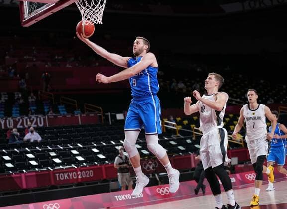 (210725) -- TOKYO, July 25, 2021 -- Nicolo Melli (1st L) of Italy lays up during the men s basketball pool round match between Germany and Italy in Tokyo, Japan, July 25, 2021. ) (TOKYO2020)JAPAN-TOKYO-OLY-BASKETBALL-MEN S POOL ROUND MengxYongmin 