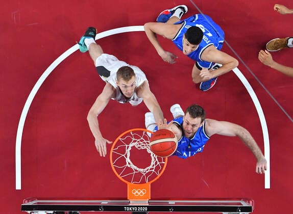 (210725) -- TOKYO, July 25, 2021 -- Nicolo Melli (R) of Italy vies for the ball during the men s basketball pool round match between Germany and Italy in Tokyo, Japan, July 25, 2021. ) (TOKYO2020)JAPAN-TOKYO-OLY-BASKETBALL-MEN S POOL ROUND MengxYongmin 