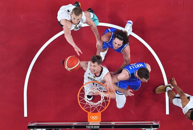 (210725) -- TOKYO, July 25, 2021 -- Moritz Wagner (bottom L) of Germany lays up during the men s basketball pool round match between Germany and Italy in Tokyo, Japan, July 25, 2021. ) (TOKYO2020)JAPAN-TOKYO-OLY-BASKETBALL-MEN S POOL ROUND MengxYongmin 