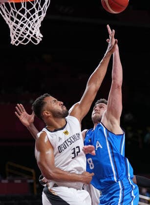 (210725) -- TOKYO, July 25, 2021 -- Danilo Gallinari (R) of Italy lays up under the defense of Johannes Thiemann of Germany during the men s basketball pool round match between Germany and Italy in Tokyo, Japan, July 25, 2021. ) (TOKYO2020)JAPAN-TOKYO-OLY-BASKETBALL-MEN S POOL ROUND MengxYongmin 