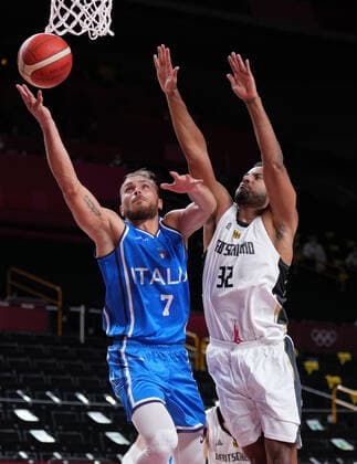 (210725) -- TOKYO, July 25, 2021 -- Stefano Tonut (L) of Italy lays up under the defense of Johannes Thiemann of Germany during the men s basketball pool round match between Germany and Italy in Tokyo, Japan, July 25, 2021. ) (TOKYO2020)JAPAN-TOKYO-OLY-BASKETBALL-MEN S POOL ROUND MengxYongmin 