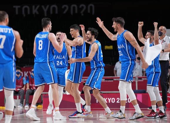 (210725) -- TOKYO, July 25, 2021 -- Players of Italy celebrates after the men s basketball pool round match between Germany and Italy in Tokyo, Japan, July 25, 2021. ) (TOKYO2020)JAPAN-TOKYO-OLY-BASKETBALL-MEN S POOL ROUND MengxYongmin 