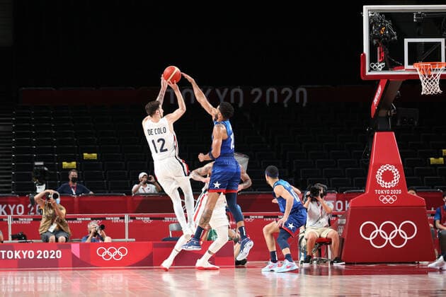 Tokio 2020 im Jahr 2021, Basketball, Herren, Frankreich - USA July 25, 2021, Saitama, Tokyo, Japan: Nando DE COLO of France attempts a jump shot during Men s Preliminary Round Group A Game between France and the United States at the Saitama Super Arena on July 25th 2021 in Saitama, Japan Saitama Japan - ZUMAc179 20210725_zep_c179_108 Copyright: xMickaelxChavetx