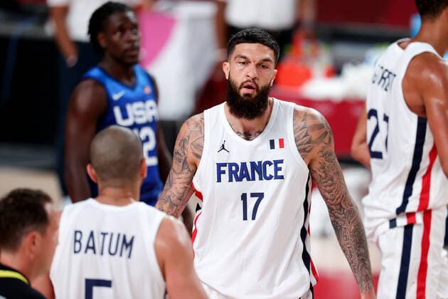 Tokio 2020 im Jahr 2021, Basketball, Herren, Frankreich - USA TOKYO, JAPAN - JULY 25: Vincent Poirier of Team France looks on during the Men s Basketball Preliminary Round Group A - Match 4 between France and USA on Day 2 of the Tokyo 2020 Olympic Games, Olympische Spiele, Olympia, OS at Saitama Super Arena on July 25, 2021 in Tokyo, Japan. (Photo by Pete Dovgan Speed Media Icon Sportswire) OLYMPICS: JUL 25 Olympics Tokyo 2020 Icon2107250257
