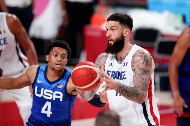 Tokio 2020 im Jahr 2021, Basketball, Herren, Frankreich - USA TOKYO, JAPAN - JULY 25: Vincent Poirier of Team France holds the ball during the Men s Basketball Preliminary Round Group A - Match 4 between France and USA on Day 2 of the Tokyo 2020 Olympic Games, Olympische Spiele, Olympia, OS at Saitama Super Arena on July 25, 2021 in Tokyo, Japan. (Photo by Pete Dovgan Speed Media Icon Sportswire) OLYMPICS: JUL 25 Olympics Tokyo 2020 Icon2107250258