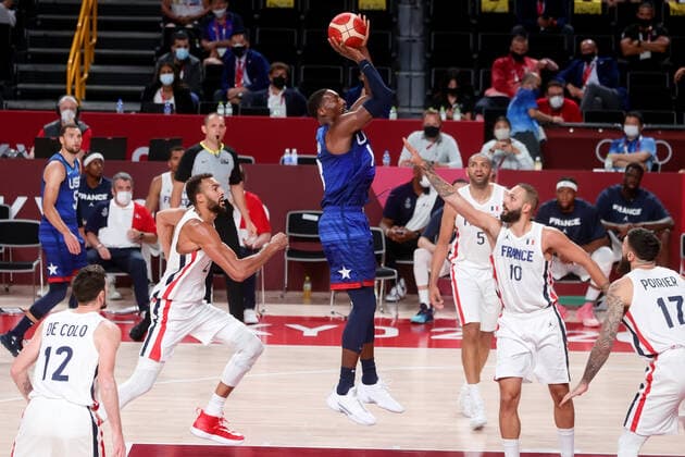 Tokio 2020 im Jahr 2021, Basketball, Herren, Frankreich - USA TOKYO, JAPAN - JULY 25: Bam Adebayo of Team United States has a shot during the Men s Basketball Preliminary Round Group A - Match 4 between France and USA on Day 2 of the Tokyo 2020 Olympic Games, Olympische Spiele, Olympia, OS at Saitama Super Arena on July 25, 2021 in Tokyo, Japan. (Photo by Pete Dovgan Speed Media Icon Sportswire) OLYMPICS: JUL 25 Olympics Tokyo 2020 Icon2107250264
