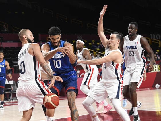 Tokio 2020 im Jahr 2021, Basketball, Herren, Frankreich - USA The United States Jayson Tatum (10) is surrounded by France s Evan Fournier (L) and Thomas Heurtel during a Men s Basketball game at the Tokyo 2020 Olympics, Sunday, July 25, 2021, in Tokyo, Japan.  OLY202107258151 MIKExTHEILER