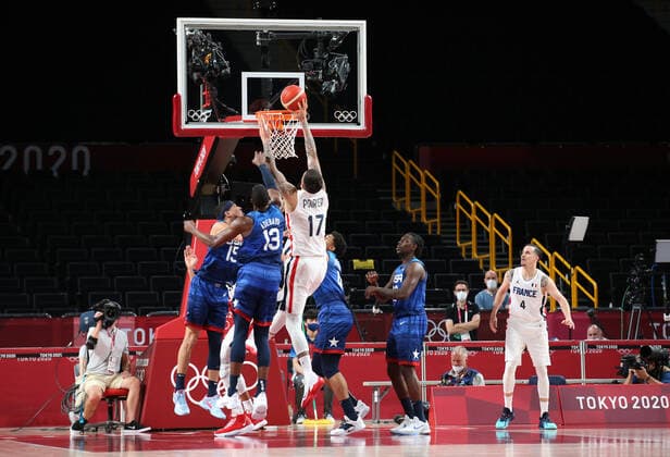 Tokio 2020 im Jahr 2021, Basketball, Herren, Frankreich - USA July 25, 2021, Saitama, Tokyo, Japan: Vincent POIRIER of France attempts to score a dunk during the Men s Preliminary Round Group A Game between France and the United States at the Saitama Super Arena on July 25th 2021 in Saitama, Japan Saitama Japan - ZUMAc179 20210725_zep_c179_110 Copyright: xMickaelxChavetx