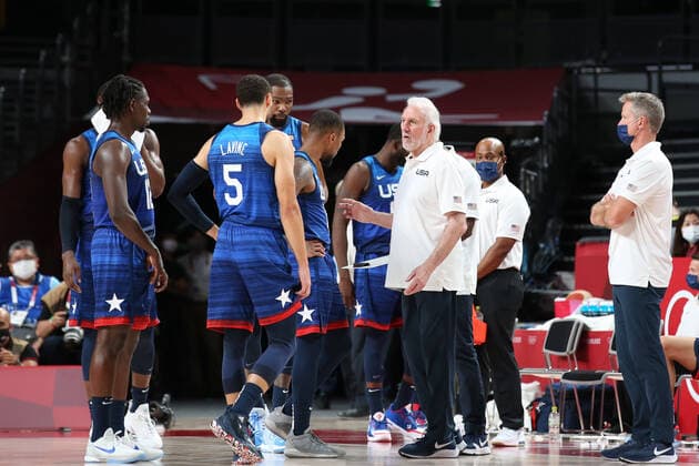 Tokio 2020 im Jahr 2021, Basketball, Herren, Frankreich - USA July 25, 2021, Saitama, Tokyo, Japan: Team USA headcoach Gregg POPOVICH and assistant coach Steve KERR during a time out at the Men s Preliminary Round Group A Game between France and the United States at the Saitama Super Arena on July 25th 2021 in Saitama, Japan Saitama Japan - ZUMAc179 20210725_zep_c179_117 Copyright: xMickaelxChavetx