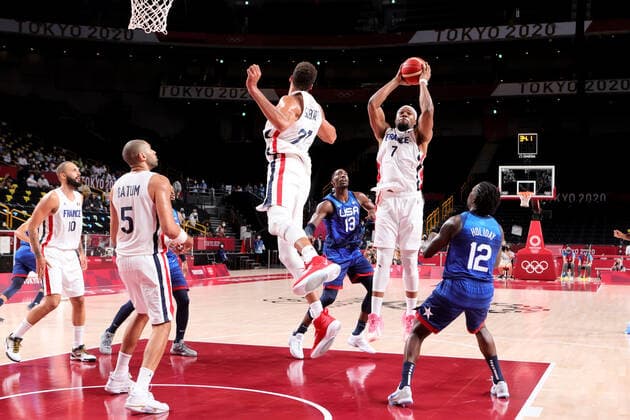 Tokio 2020 im Jahr 2021, Basketball, Herren, Frankreich - USA TOKYO, JAPAN - JULY 25: Guerschon Yabusele of Team France catches the ball during the Men s Basketball Preliminary Round Group A - Match 4 between France and USA on Day 2 of the Tokyo 2020 Olympic Games, Olympische Spiele, Olympia, OS at Saitama Super Arena on July 25, 2021 in Tokyo, Japan. (Photo by Pete Dovgan Speed Media Icon Sportswire) OLYMPICS: JUL 25 Olympics Tokyo 2020 Icon2107250299