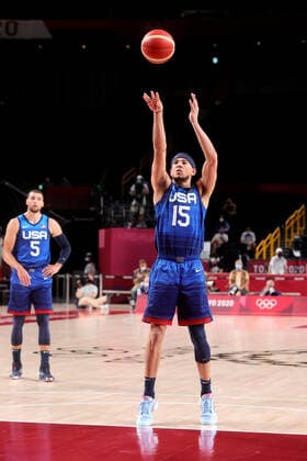 Tokio 2020 im Jahr 2021, Basketball, Herren, Frankreich - USA TOKYO, JAPAN - JULY 25: Devin Booker of Team United States has a shot from the free throw line during the Men s Basketball Preliminary Round Group A - Match 4 between France and USA on Day 2 of the Tokyo 2020 Olympic Games, Olympische Spiele, Olympia, OS at Saitama Super Arena on July 25, 2021 in Tokyo, Japan. (Photo by Pete Dovgan Speed Media Icon Sportswire) OLYMPICS: JUL 25 Olympics Tokyo 2020 Icon2107250304