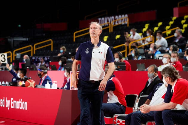 Tokio 2020 im Jahr 2021, Basketball, Herren, Frankreich - USA TOKYO, JAPAN - JULY 25: Team France head coach Vincent Collet looks on during the Men s Basketball Preliminary Round Group A - Match 4 between France and USA on Day 2 of the Tokyo 2020 Olympic Games, Olympische Spiele, Olympia, OS at Saitama Super Arena on July 25, 2021 in Tokyo, Japan. (Photo by Pete Dovgan Speed Media Icon Sportswire) OLYMPICS: JUL 25 Olympics Tokyo 2020 Icon2107250306
